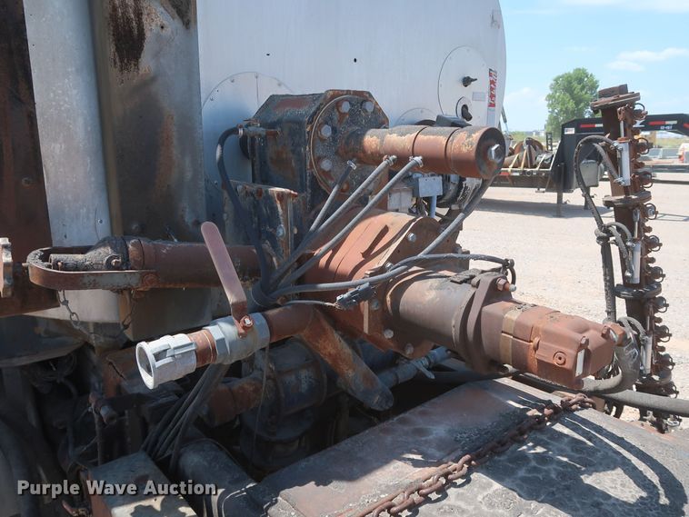 image for item JX9231 2000 GMC C7500  oil distributor truck