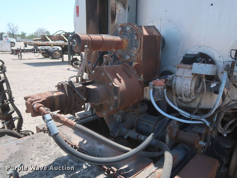 image for item JX9231 2000 GMC C7500  oil distributor truck