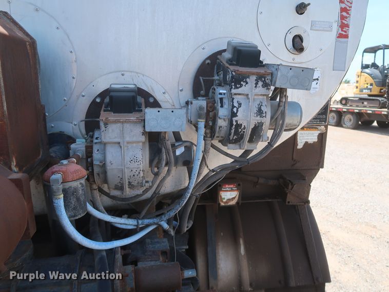 image for item JX9231 2000 GMC C7500  oil distributor truck