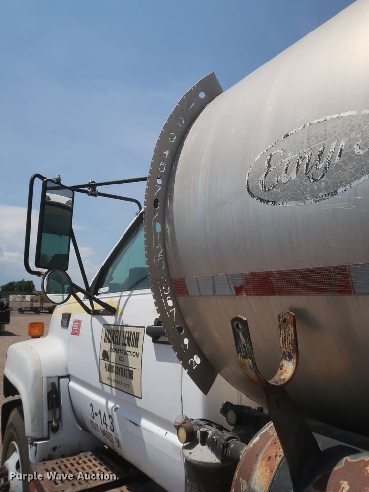 image for item JX9231 2000 GMC C7500  oil distributor truck