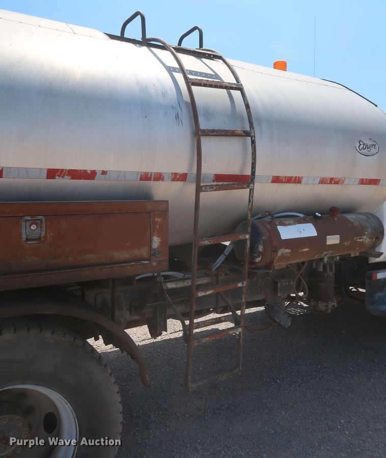 image for item JX9231 2000 GMC C7500  oil distributor truck