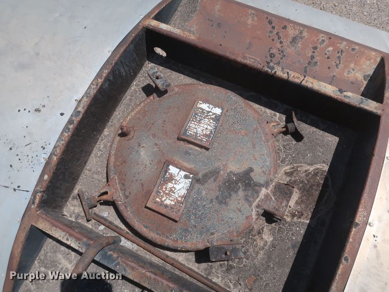 image for item JX9231 2000 GMC C7500  oil distributor truck