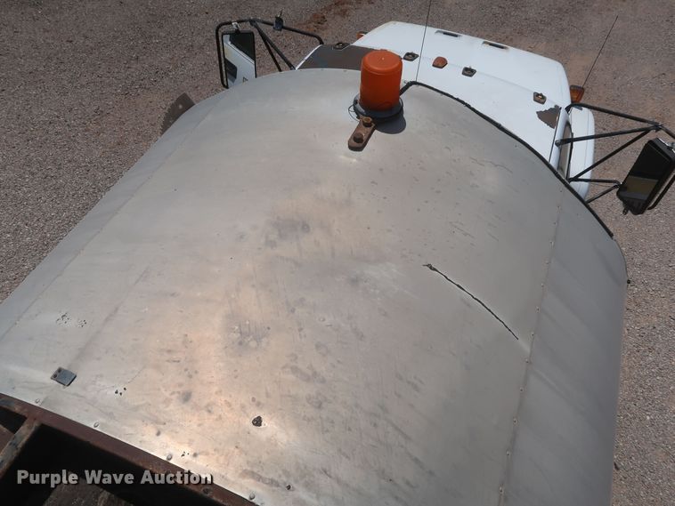 image for item JX9231 2000 GMC C7500  oil distributor truck