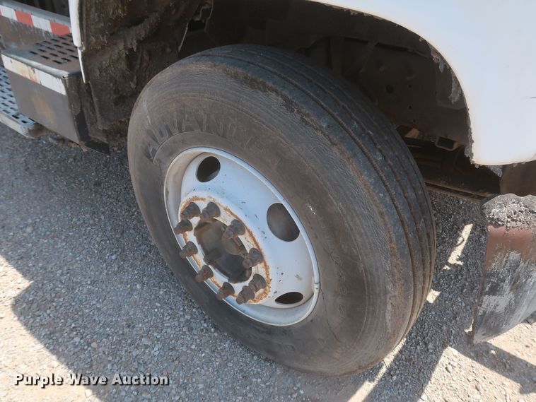 image for item JX9231 2000 GMC C7500  oil distributor truck