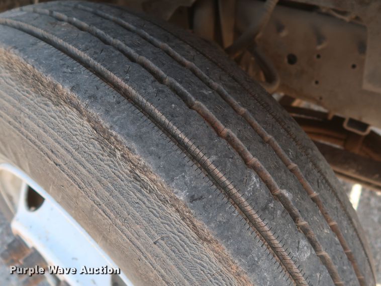 image for item JX9231 2000 GMC C7500  oil distributor truck