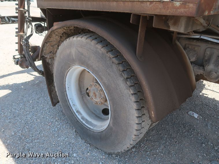 image for item JX9231 2000 GMC C7500  oil distributor truck