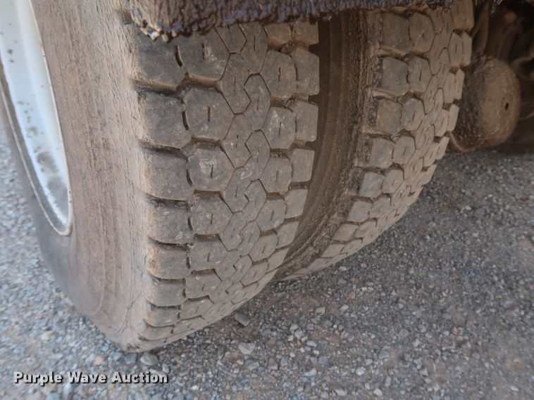 image for item JX9231 2000 GMC C7500  oil distributor truck