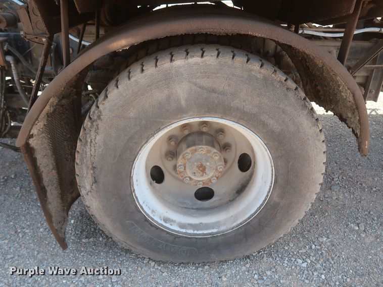 image for item JX9231 2000 GMC C7500  oil distributor truck