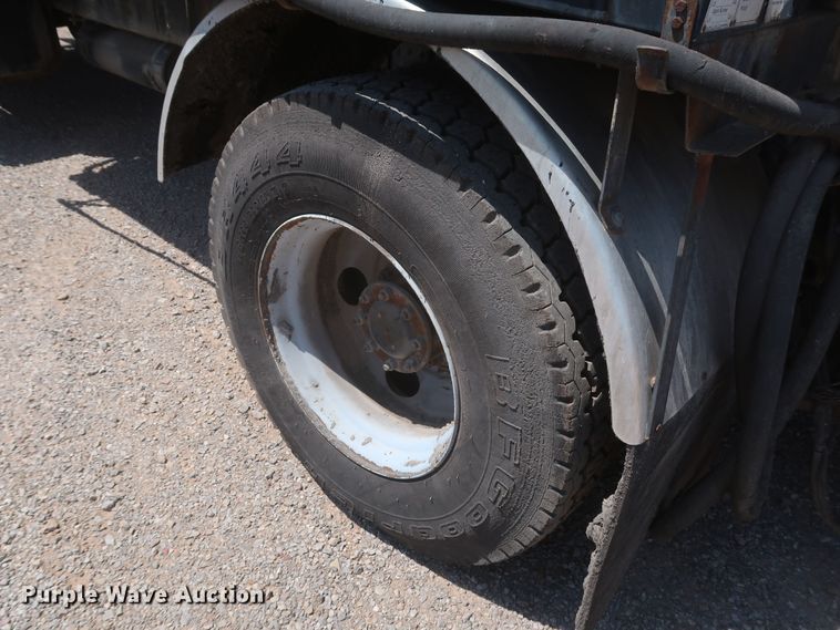 image for item JX9231 2000 GMC C7500  oil distributor truck