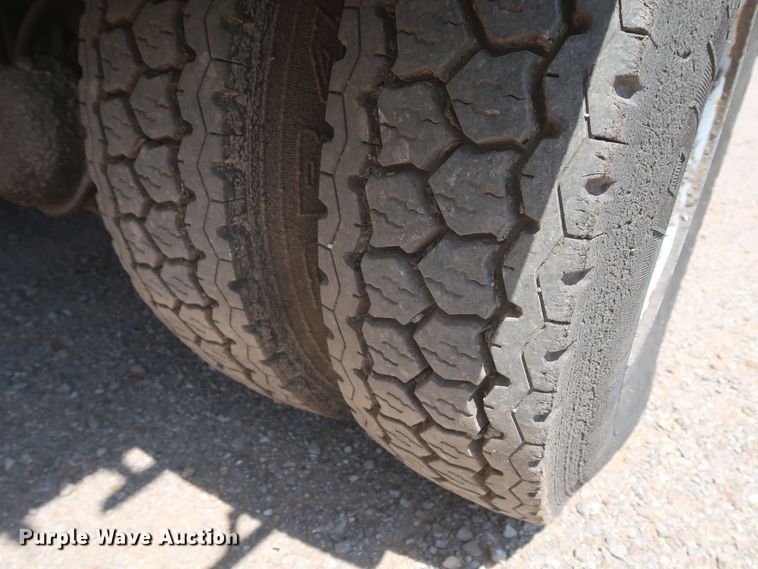 image for item JX9231 2000 GMC C7500  oil distributor truck