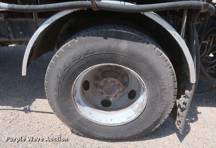 image for item JX9231 2000 GMC C7500  oil distributor truck