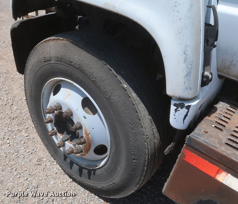 image for item JX9231 2000 GMC C7500  oil distributor truck