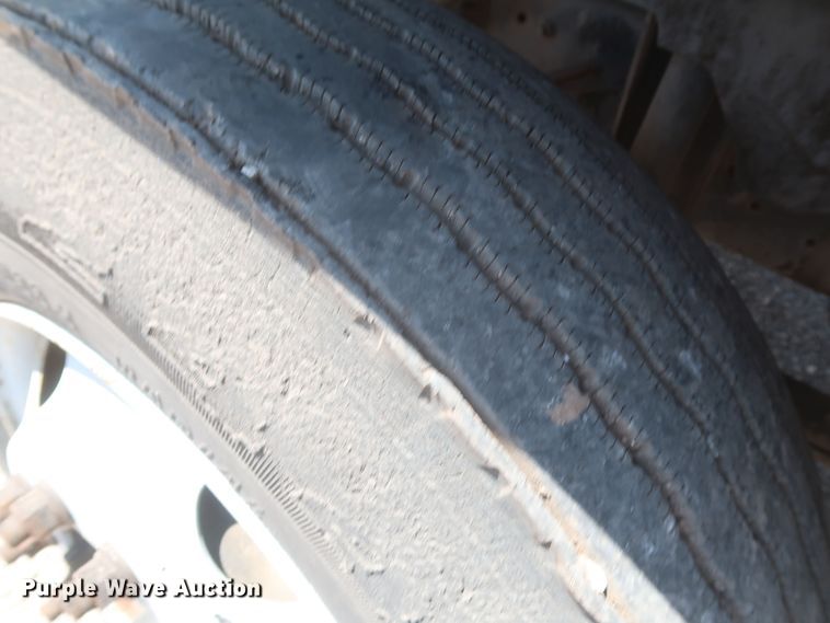 image for item JX9231 2000 GMC C7500  oil distributor truck