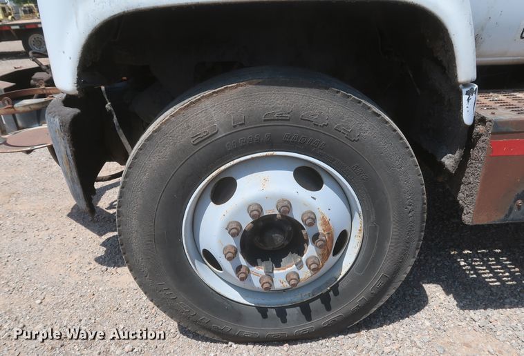 image for item JX9231 2000 GMC C7500  oil distributor truck