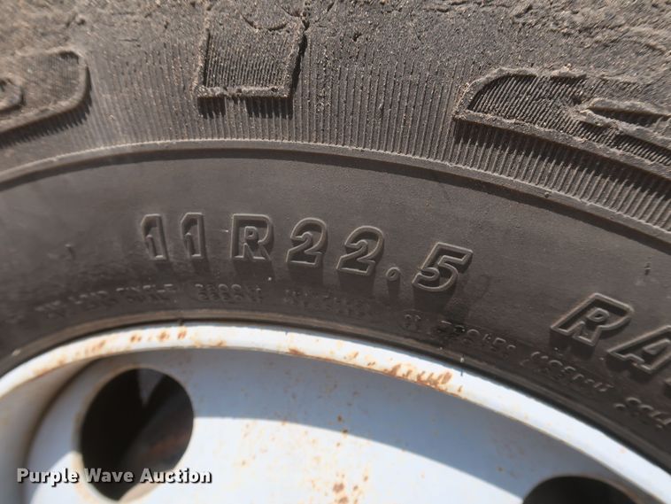 image for item JX9231 2000 GMC C7500  oil distributor truck