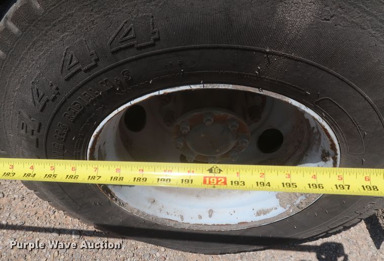 image for item JX9231 2000 GMC C7500  oil distributor truck