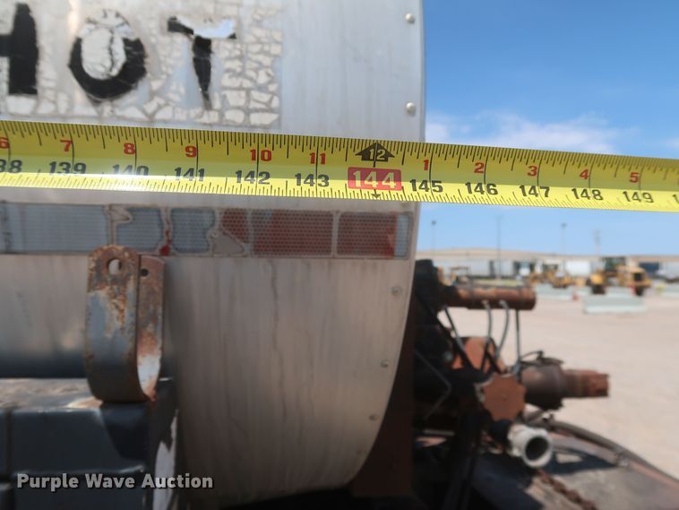 image for item JX9231 2000 GMC C7500  oil distributor truck