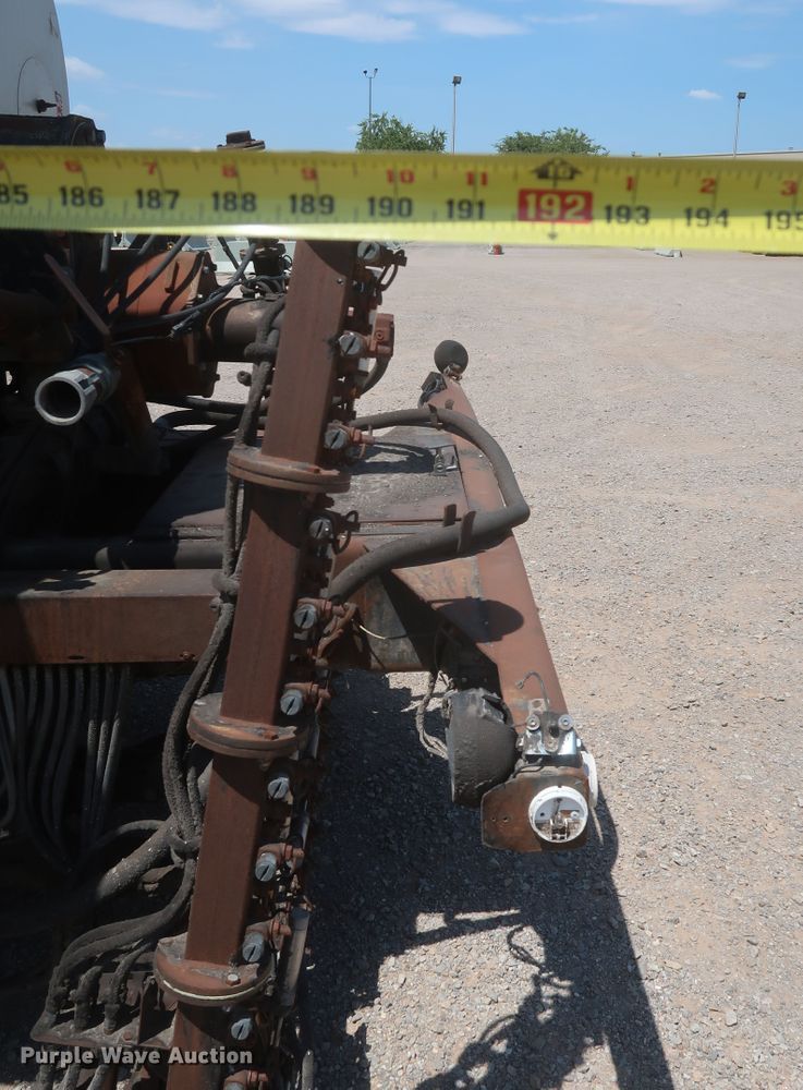 image for item JX9231 2000 GMC C7500  oil distributor truck