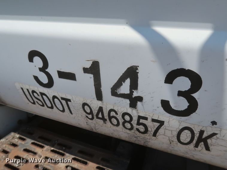 image for item JX9231 2000 GMC C7500  oil distributor truck