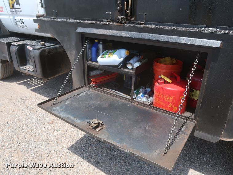 image for item JX9232 1998 Chevrolet C7500  fuel / lube truck