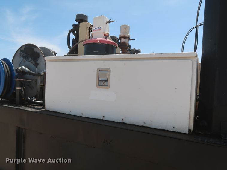 image for item JX9232 1998 Chevrolet C7500  fuel / lube truck