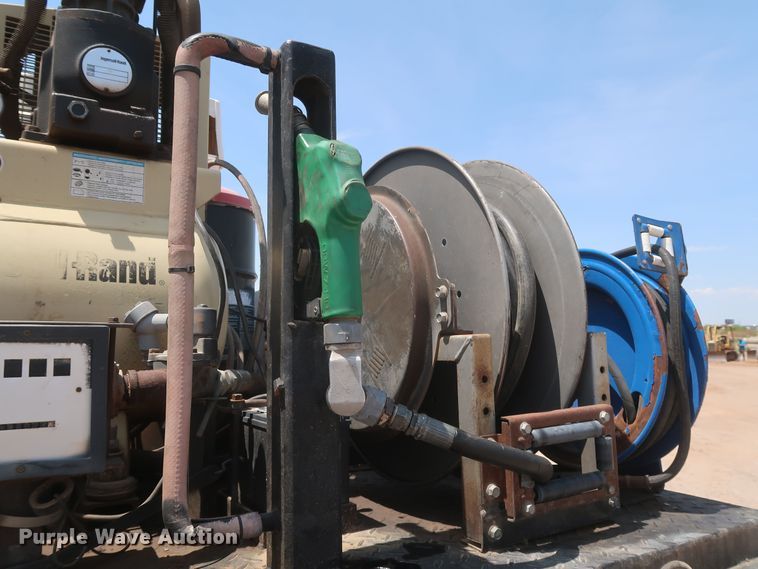 image for item JX9232 1998 Chevrolet C7500  fuel / lube truck