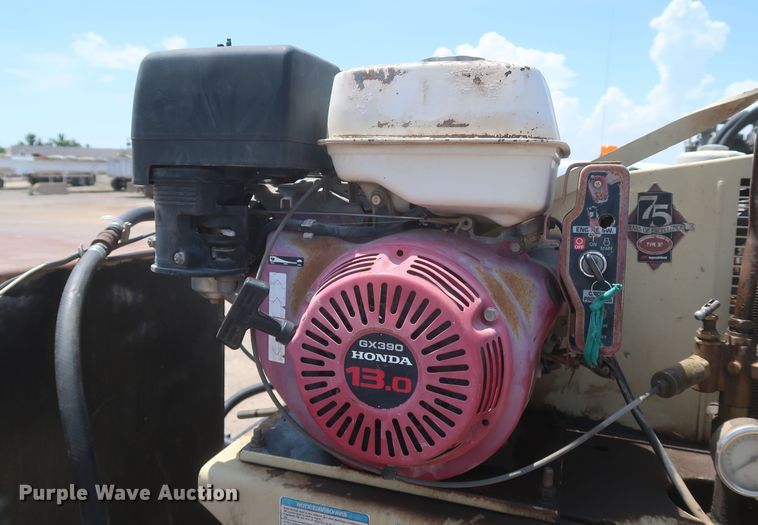 image for item JX9232 1998 Chevrolet C7500  fuel / lube truck