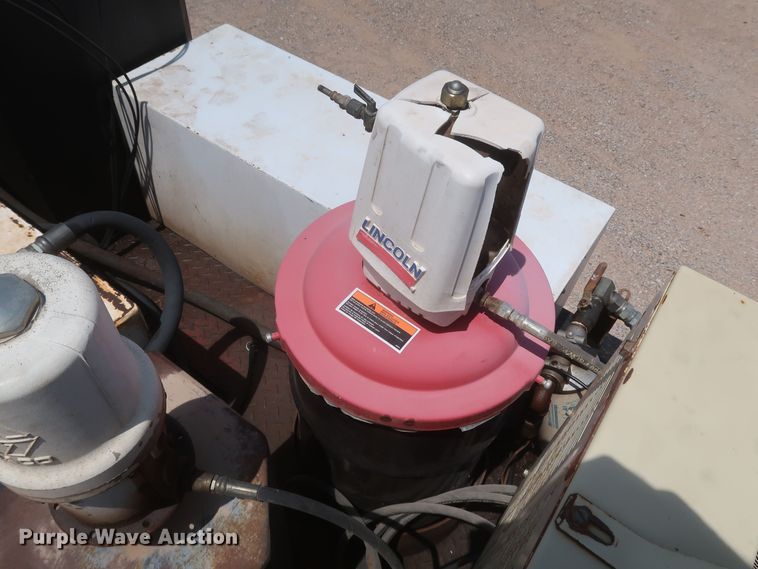 image for item JX9232 1998 Chevrolet C7500  fuel / lube truck