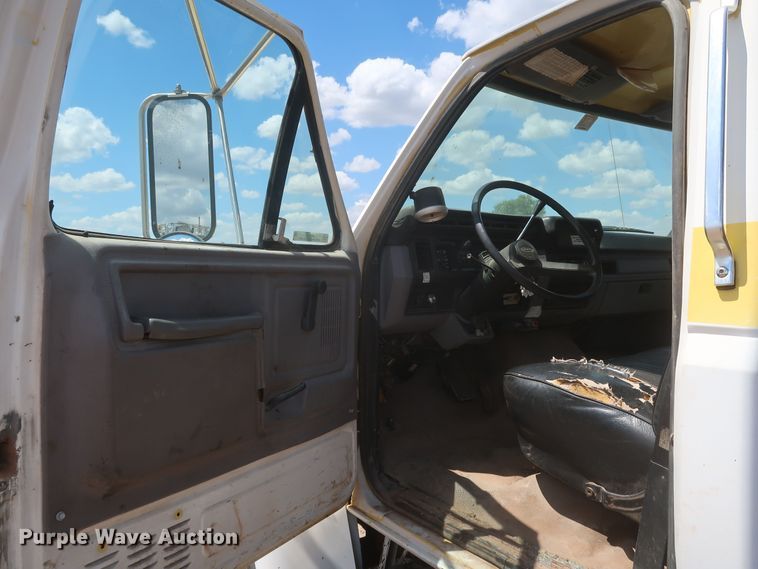 image for item JX9252 1998 Ford F700  utility / service truck