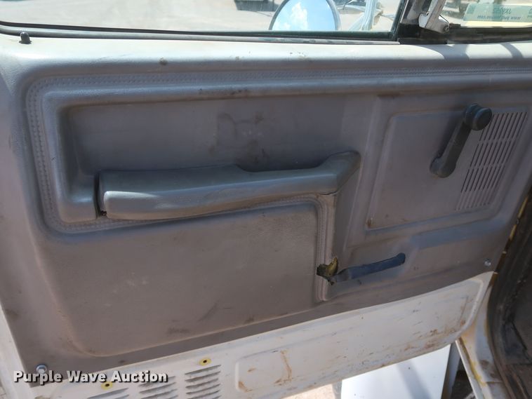 image for item JX9252 1998 Ford F700  utility / service truck