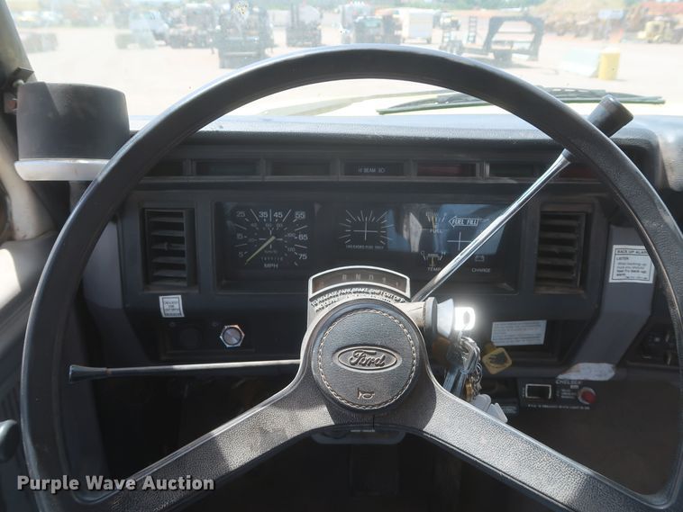 image for item JX9252 1998 Ford F700  utility / service truck