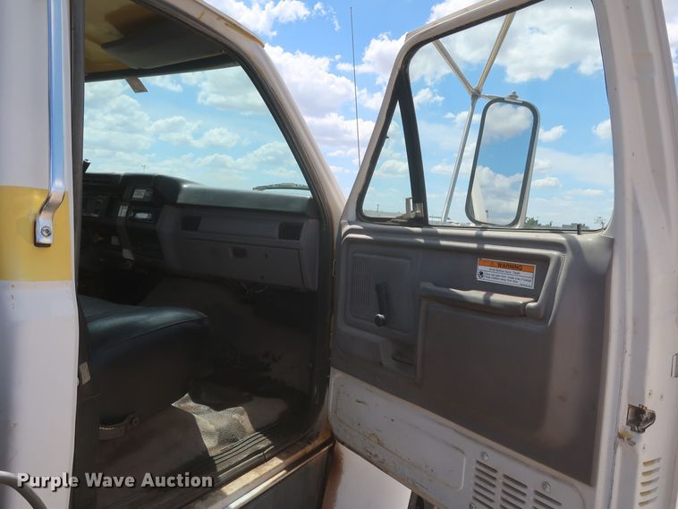 image for item JX9252 1998 Ford F700  utility / service truck