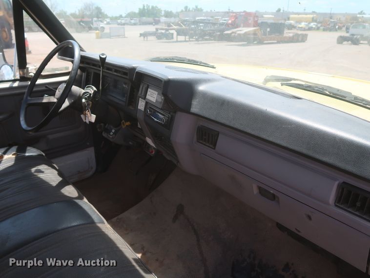 image for item JX9252 1998 Ford F700  utility / service truck