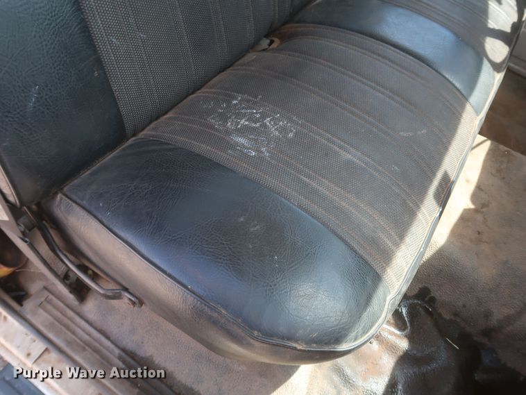 image for item JX9252 1998 Ford F700  utility / service truck