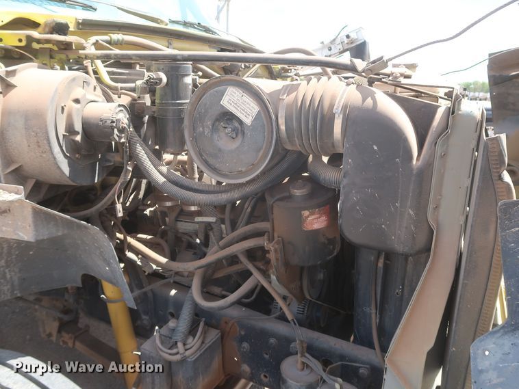 image for item JX9252 1998 Ford F700  utility / service truck