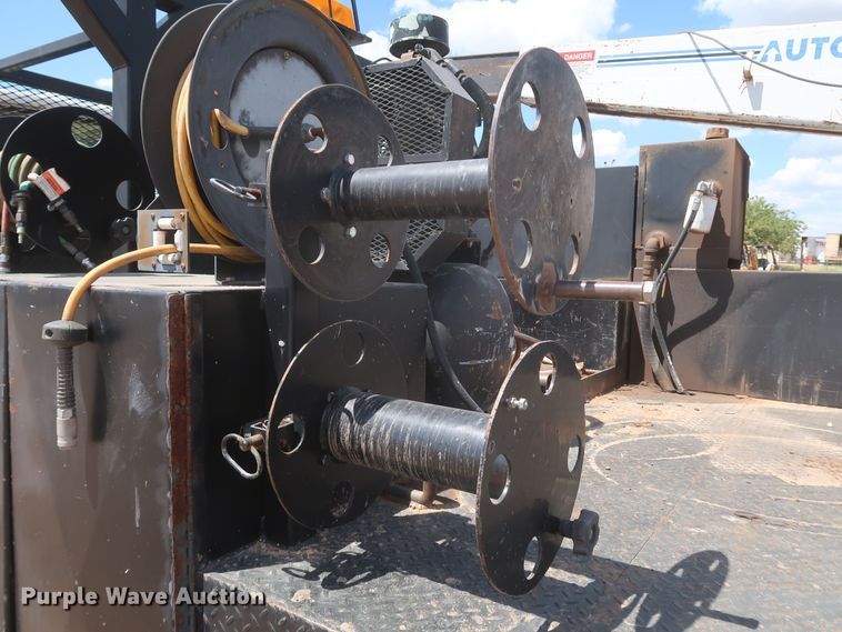 image for item JX9252 1998 Ford F700  utility / service truck