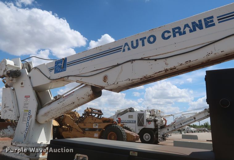 image for item JX9252 1998 Ford F700  utility / service truck