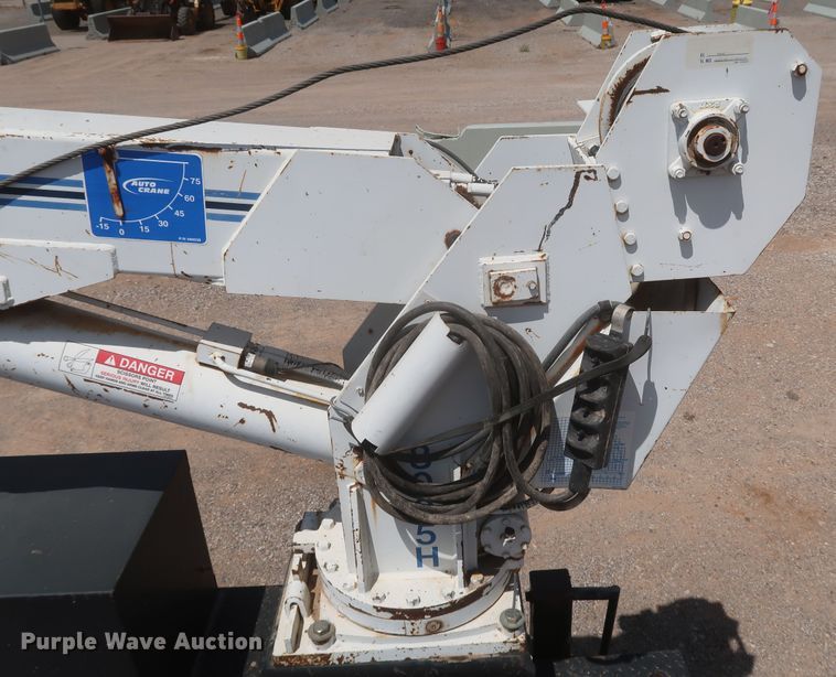 image for item JX9252 1998 Ford F700  utility / service truck