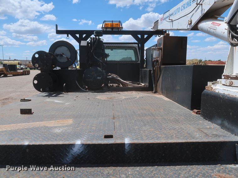 image for item JX9252 1998 Ford F700  utility / service truck