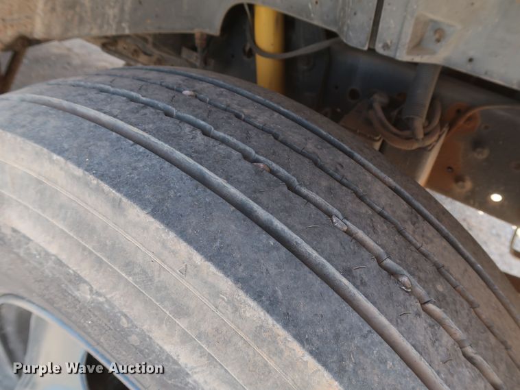 image for item JX9252 1998 Ford F700  utility / service truck