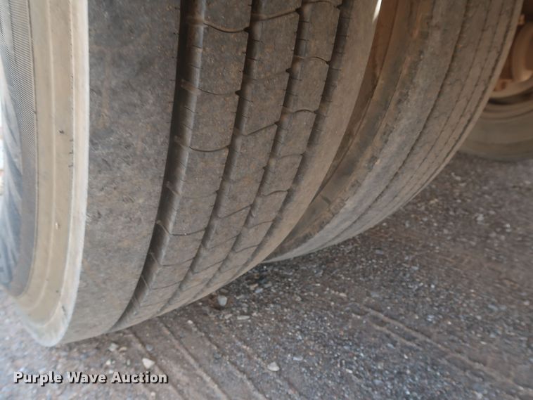 image for item JX9252 1998 Ford F700  utility / service truck