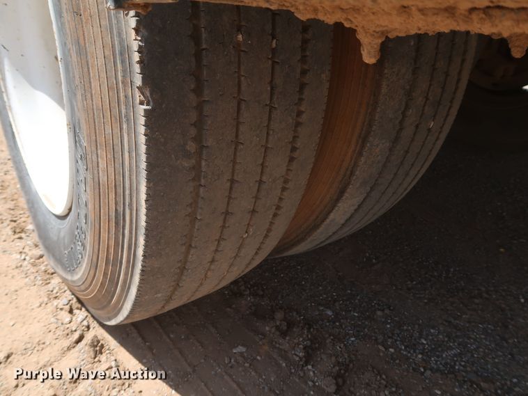 image for item JX9252 1998 Ford F700  utility / service truck