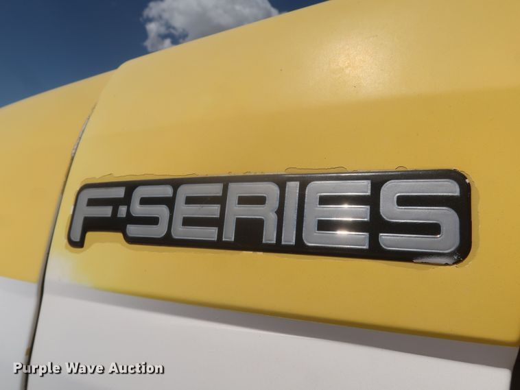 image for item JX9252 1998 Ford F700  utility / service truck