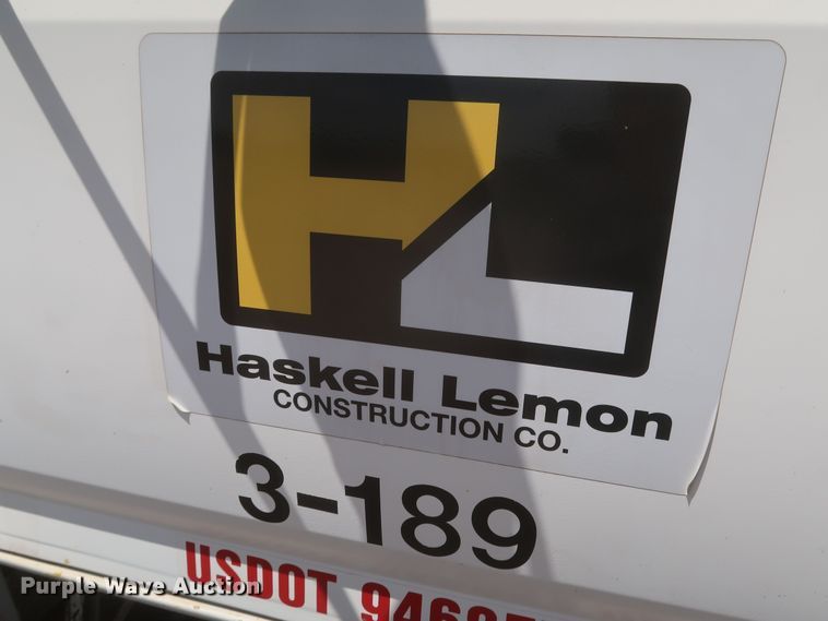 image for item JX9252 1998 Ford F700  utility / service truck