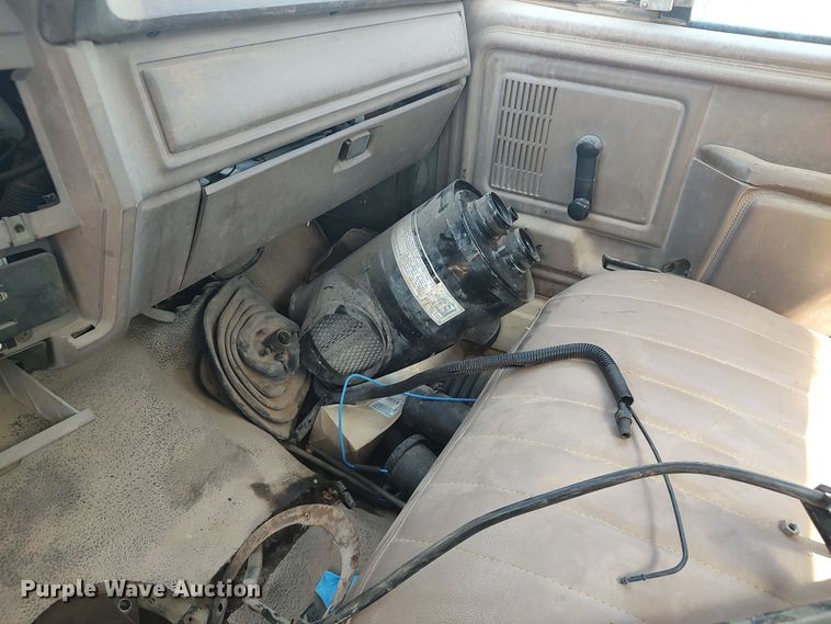 image for item JX9255 1996 Ford F700  dump flatbed truck