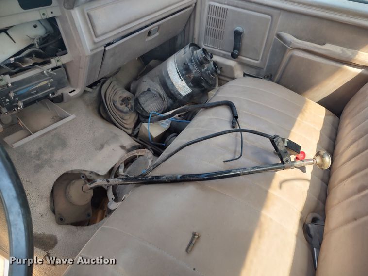 image for item JX9255 1996 Ford F700  dump flatbed truck