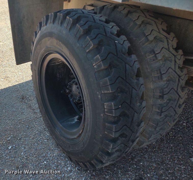 image for item JX9255 1996 Ford F700  dump flatbed truck