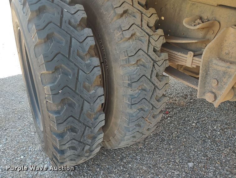 image for item JX9255 1996 Ford F700  dump flatbed truck