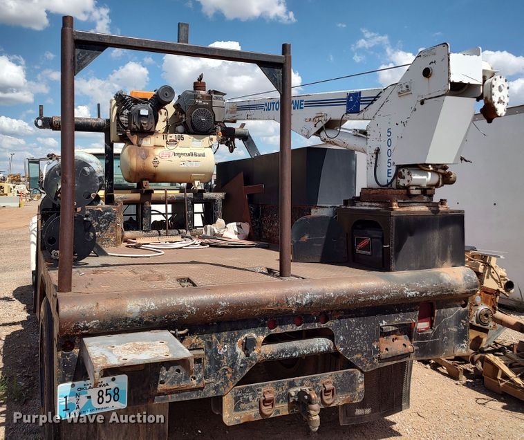 image for item JX9257 1995 Ford F700  utility / service truck