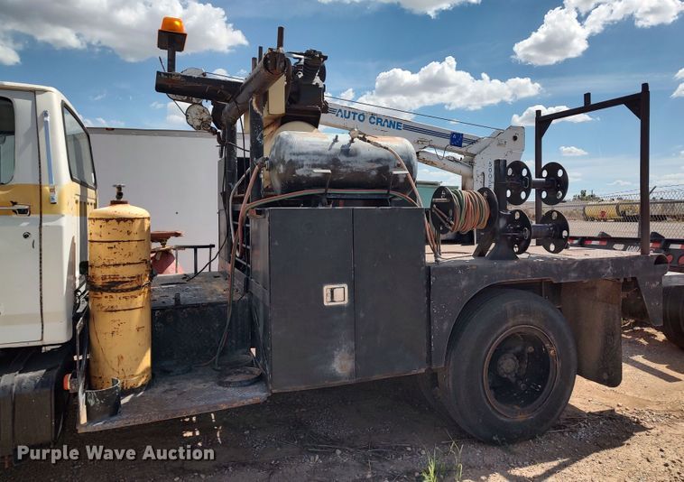 image for item JX9257 1995 Ford F700  utility / service truck